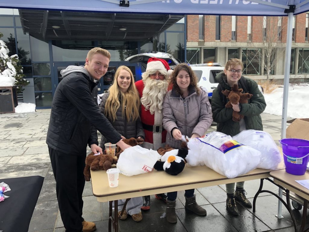 WSU Students Participate in "Stuff a Cruiser"